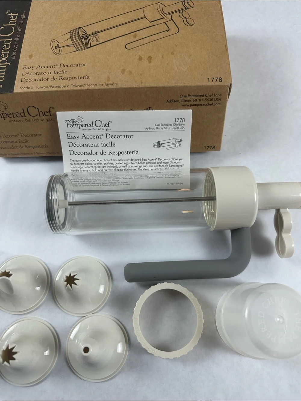 The Pampered Chef Easy Accent Decorator Set in White and Clear with Gray Handle